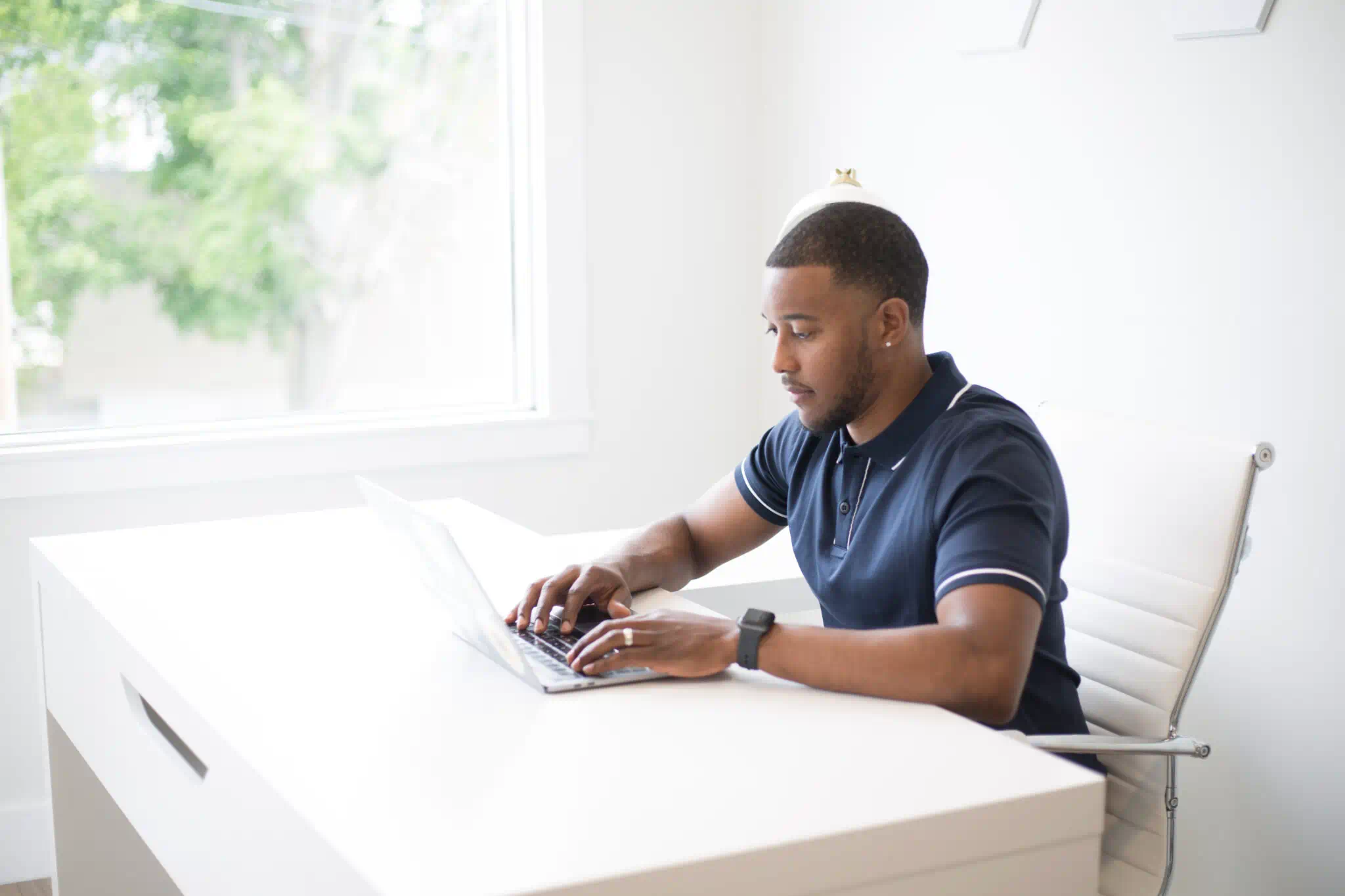 Persona trabajando con un portátil